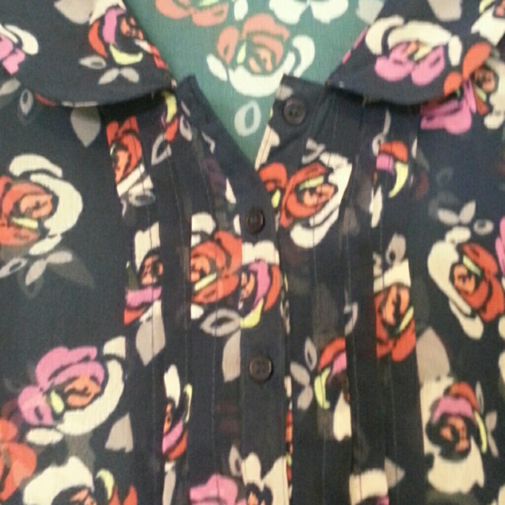 Sheer collared button down tank - Picture 4 of 6